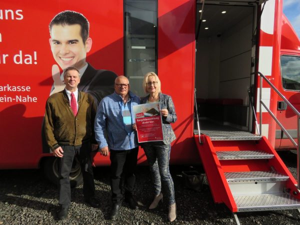 Mobile Service-Filiale und Dorfladen sorgen für Bargeldservice in Hennweiler