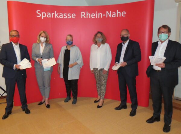 Sparkasse spendet 275.000 Masken an Landkreise und Stadt