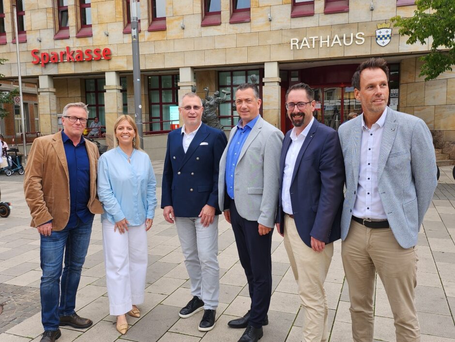 Stadt und Sparkasse präsentieren neue Außenwerbung am Kornmarkt 5