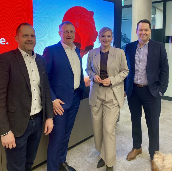 Zwischen App und Beratung: Julia Klöckner besucht die Sparkasse Rhein-Nahe