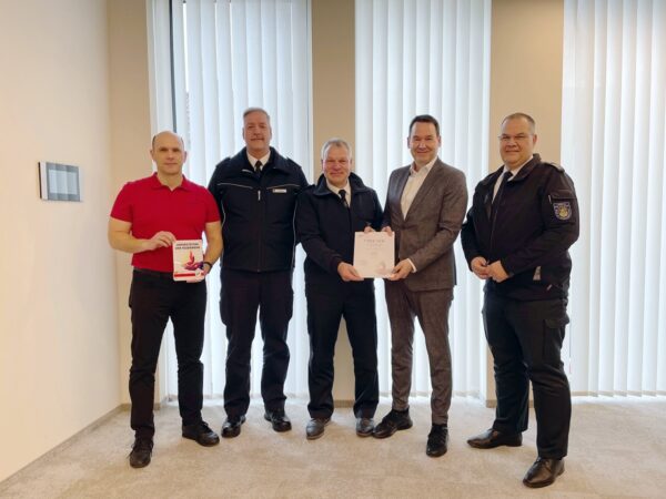 Sparkasse Rhein-Nahe erhält Förderschild „Unterstützer der Feuerwehr“