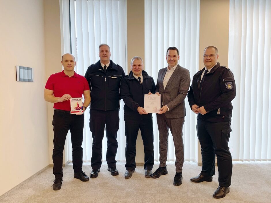 Sparkasse Rhein-Nahe erhält Förderschild „Unterstützer der Feuerwehr“