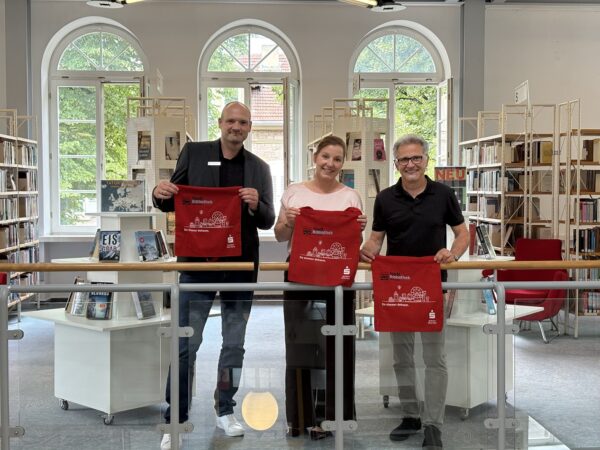 Sparkasse Rhein-Nahe spendet 250 „Bücher“-Taschen an die Stadtbibliothek